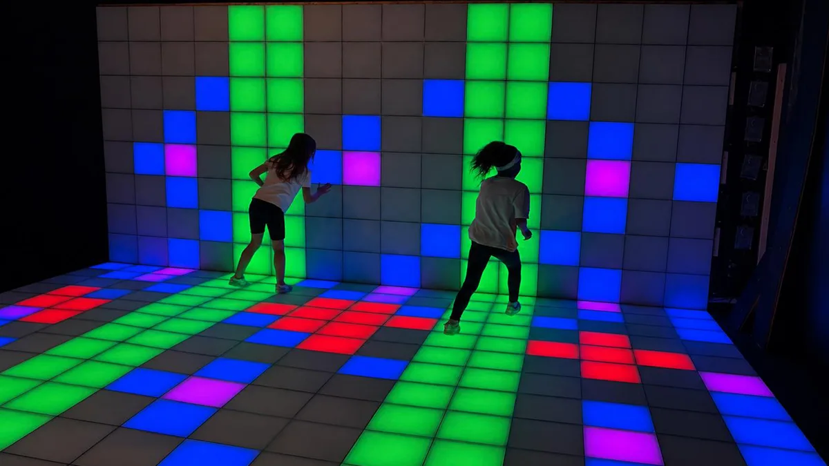 Der interaktive Pixel-Gaming-Room bei RoomEscape Frankfurt
